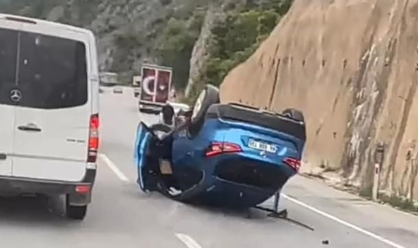 Bursa'da feci kaza! Cip duvara çarptı