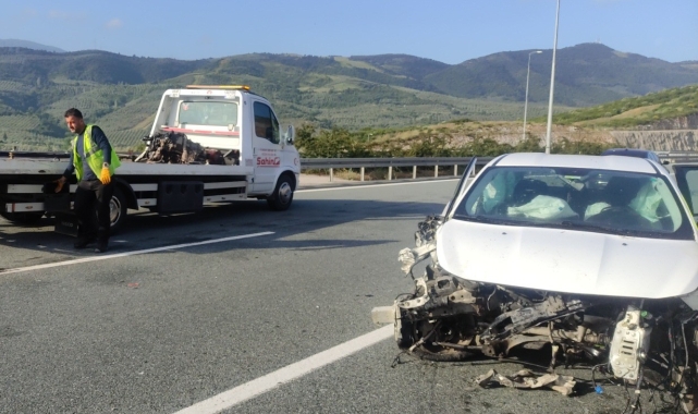 Bursa'da feci kaza! Kontrolden çıkan bir otomobil bariyerlere çarptı