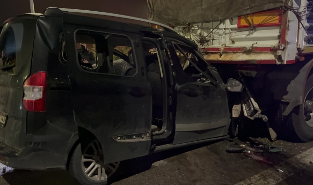 Bursa'da feci kaza! Yolda duran TIR'a ok gibi saplandı