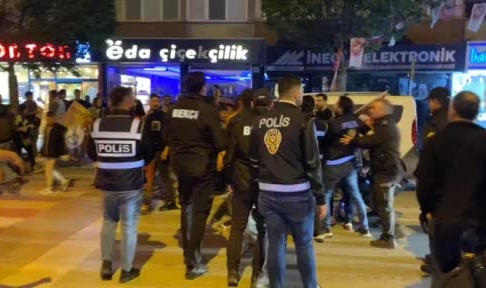 Bursa'da Galatasaray ile Fenerbahçe taraftarları birbirine girdi