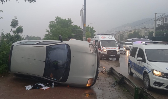 Bursa'da kontrolden çıkan otomobil yan yattı!