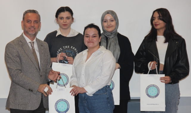 Bursa'da kütüphane müdavimleri ödüllerine kavuştu