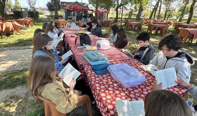 Bursa'da lise öğrencileri göl kenarında kitap okudular