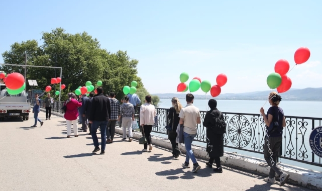 Bursa'da özgürlüklerini gökyüzüne balon uçurarak kutladılar
