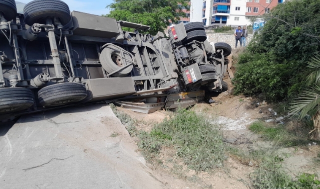 Bursa’da takla atan TIR, trafiği kapattı