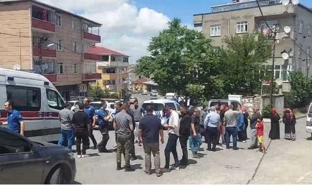 Caddede yürüyen çocuğa yorgun mermi isabet etti