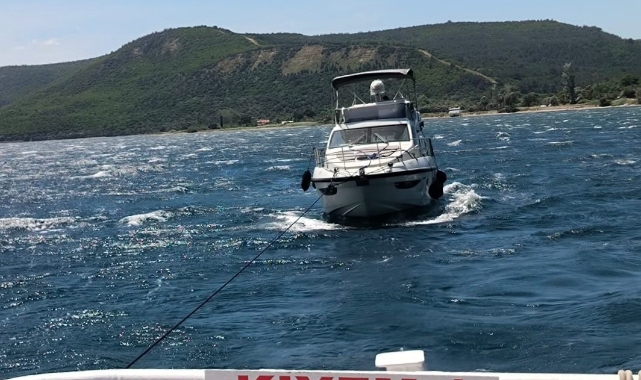 Çanakkale Boğazı’nda 4 kişinin bulunduğu tekne kurtarıldı