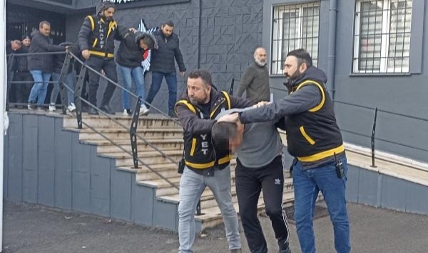 Cinayet sonrası şüpheliler birbirini kutlayıp, silah hediye etmiş