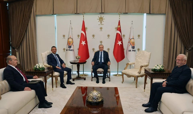 Cumhurbaşkanı Erdoğan, CHP lideri Özgür Özel ile görüşüyor