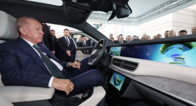 Cumhurbaşkanı Erdoğan Togg'un yeni modelini inceledi