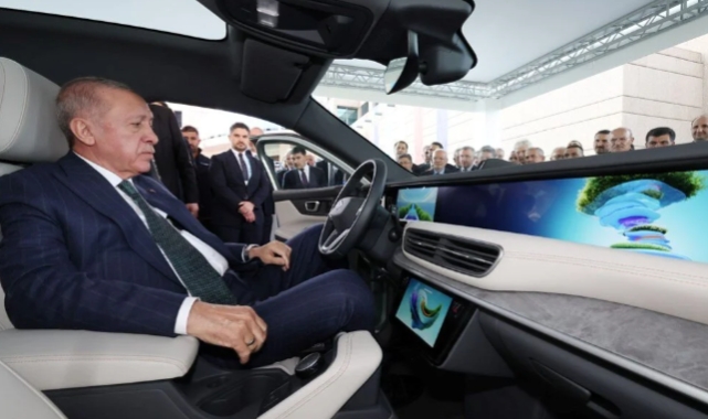 Cumhurbaşkanı Erdoğan Togg'un yeni modelini inceledi