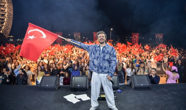 Deprem sonrası ilk konser Buray'dan geldi!