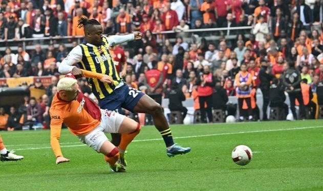 Derbide kırmızı kart: Fenerbahçe 10 kişi kaldı