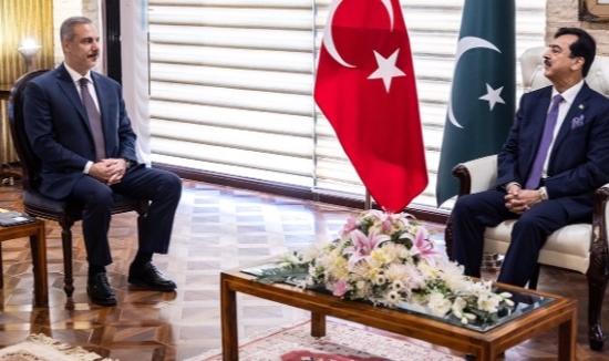 Dışişleri Bakanı Fidan Pakistan Senato Başkanı Gilani ile görüştü