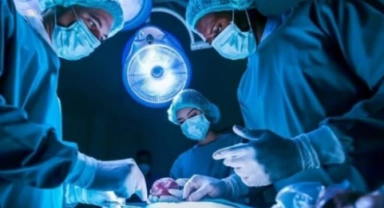 Domuzdan böbrek nakledilen ilk insan hayatını kaybetti