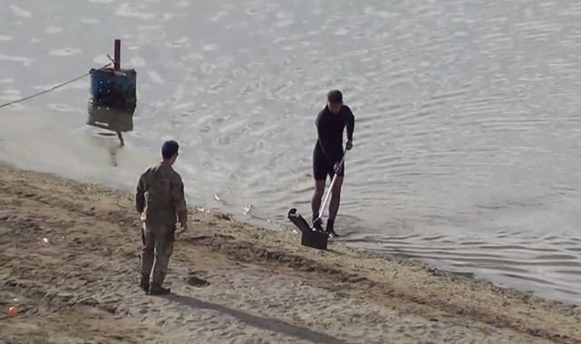 Eğirdir Gölü'nde bulunan el bombalarını özel ekip çıkardı