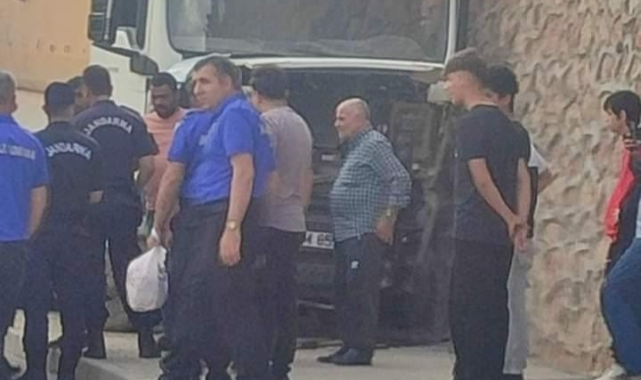 Elazığ’da kamyon duvara çarptı!