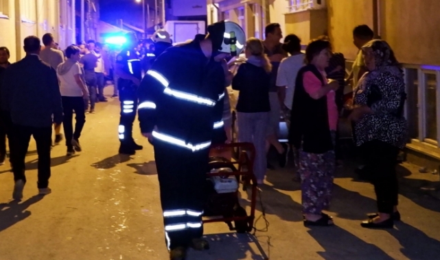 Evini ateşe verdi, mahalleli sokağa döküldü