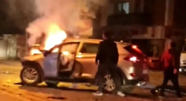 Feci kaza! Hurdaya dönen araç alevlere teslim oldu