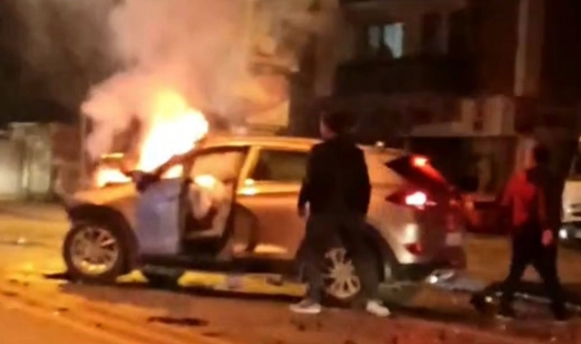 Feci kaza! Hurdaya dönen araç alevlere teslim oldu