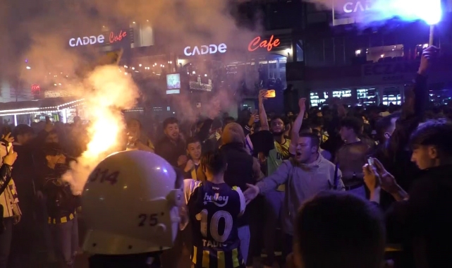 Fenerbahçe taraftarı galibiyeti kutladı