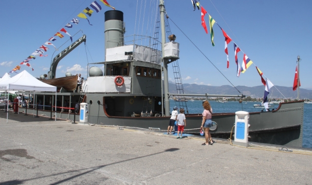 Fethiye'ye demirleyen TCG Nusret Mayın Gemisi yoğun ilgi gördü