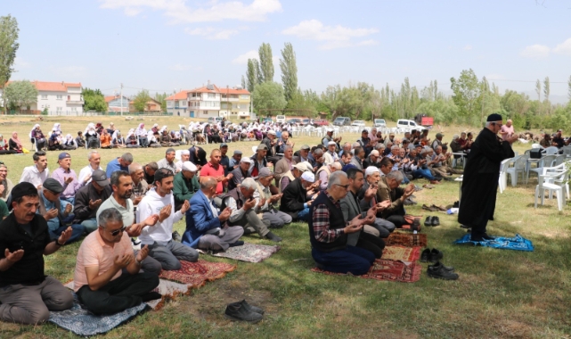 Film gerçek oldu! Yağmur duasına çıktılar...