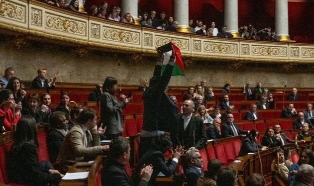 Fransa parlamentosunda Filistin protestosu
