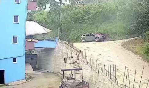 Freni boşalan park halindeki araç bina bahçesine uçtu