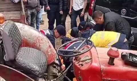 Freni boşalan traktör, kamyonete çarptı