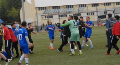 Futbol sahası boks ringine döndü!