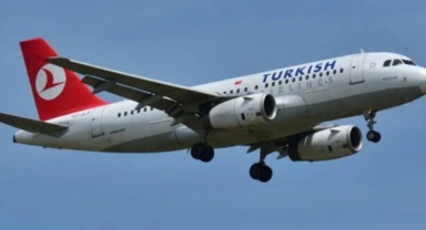 Futbolcuları taşıyan THY uçağına yıldırım isabet etti