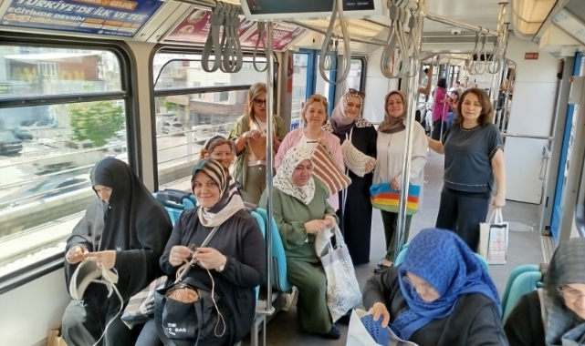 Gazze için metroda örgü ördüler