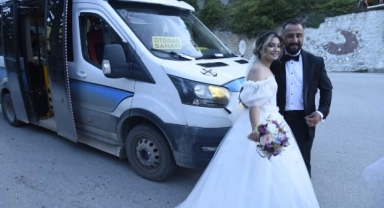 Gelin ve damat düğünlerine dolmuşla gitti