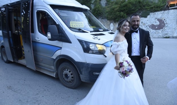 Gelin ve damat düğünlerine dolmuşla gitti
