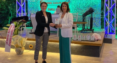 Genel Sağlık İş'ten Lale Akasoy'a plaket 