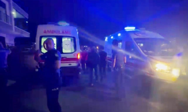 Geri geri kaçan aracı durdurmak isteyen 2 kişi araç altında kaldı
