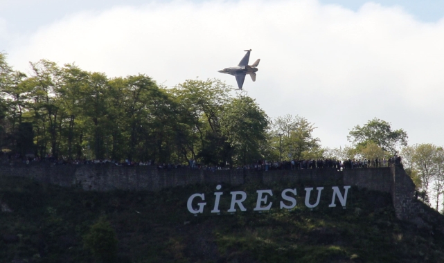Giresun’da nefes kesen SOLOTÜRK gösterisi