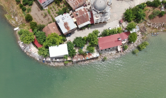 Görenlerin hayran kaldığı köy yağışlarla eski güzelliğine kavuştu