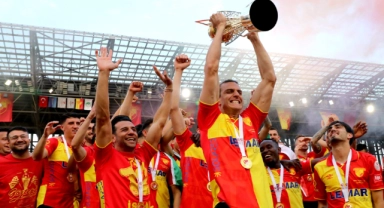 Göztepe şampiyonluk kupasını kaldırdı
