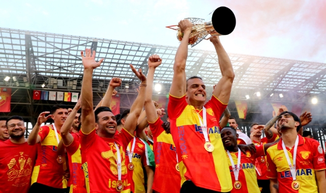 Göztepe şampiyonluk kupasını kaldırdı
