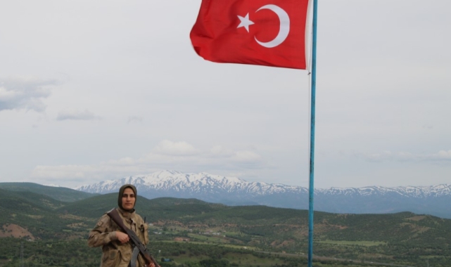 Gündüz evde anne akşam vatan nöbetinde