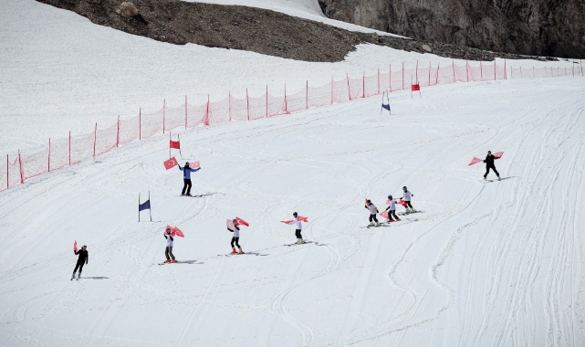 Hakkari'de mayıs ayında kayak yarışması düzenlendi