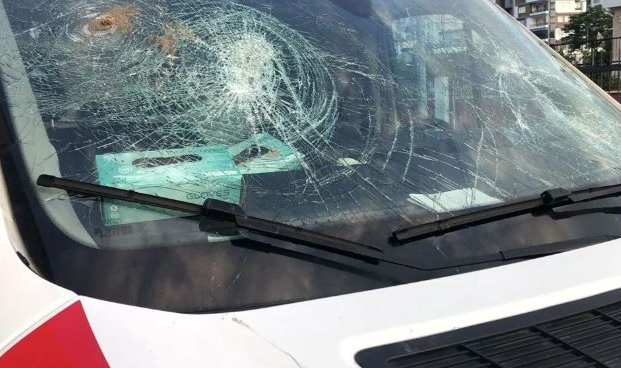 Hasta yakını ambulansa saldırdı