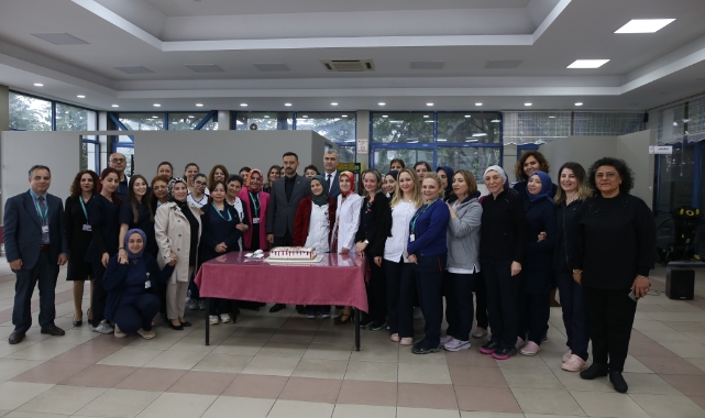 Hastane çalışanları Hemşireler Günü’nü hastalarla birlikte kutladı