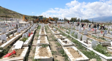 Hatay'daki yağış depremzedelerin mezarlarını tahrip etti