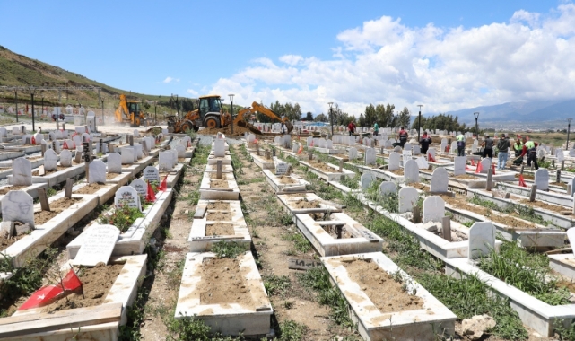 Hatay'daki yağış depremzedelerin mezarlarını tahrip etti
