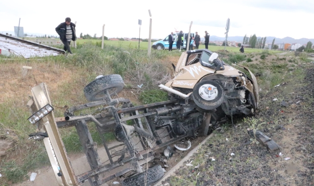 Hemzemin geçitten geçmeye çalışan kamyonete tren çarptı