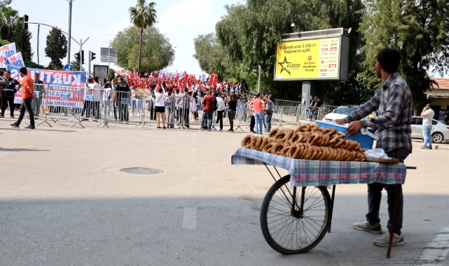 Herkes alanlarda onlar ekmek parası peşinde