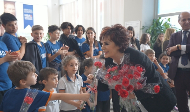 Hülya Koçyiğit öğrencilerle bir araya geldi!